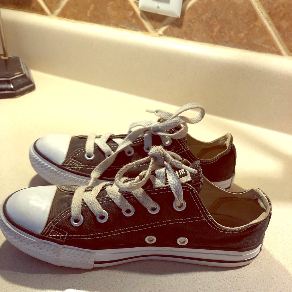 Boys y Sz 1 Converse sneakers.  Fits youth 2..